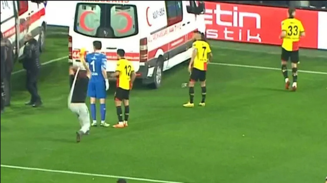 Göztepe Altay maçı korkunç bitti kaleci dövüldü fişek ateşlendi sokaklara taşan kavgalar çıktı - Resim: 0