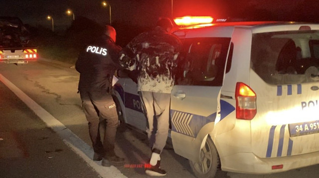 Alkollü ve ehliyetsiz sürücü TEM Otoyolu'nu birbirine kattı! 2 araç hurdaya döndü - Resim: 1