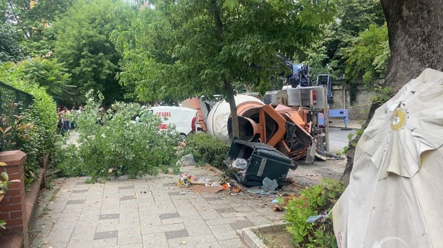 Kadıköy’de beton mikseri felaketi: 4 araç ezildi, 1 kişi yaralı - Resim: 1