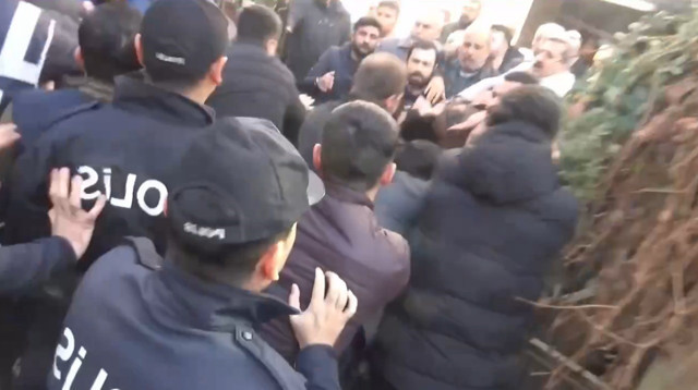 TSK'yı suçlayıcı konuşan DEM Parti yöneticilerine müdahale: 10 gözaltı - Resim: 0