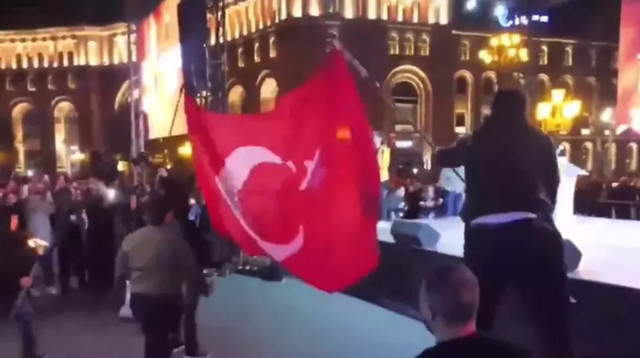 T&uuml;rk bayrağına al&ccedil;ak saldırı! Ermenistan Başbakanı Paşinyan'dan a&ccedil;ıklama - Resim: 0