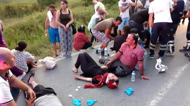 Piknikten dönen işçileri taşıyan midibüs devrildi! 12'si ağır 20 yaralı - Resim: 3