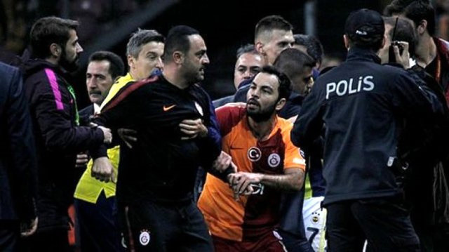 Cezalı olmasına rağmen sahaya giren Hasan Şaş'a dev ceza! - Resim: 0