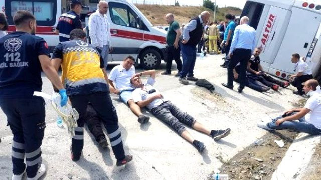 İstanbul'da servis midibüsü devrildi! Çok sayıda yaralı - Resim: 0