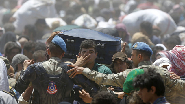 Birleşmiş Milletler açıkladı! 3 milyon Suriyeli İdlib'den Türkiye sınırına kaçtı - Resim: 2