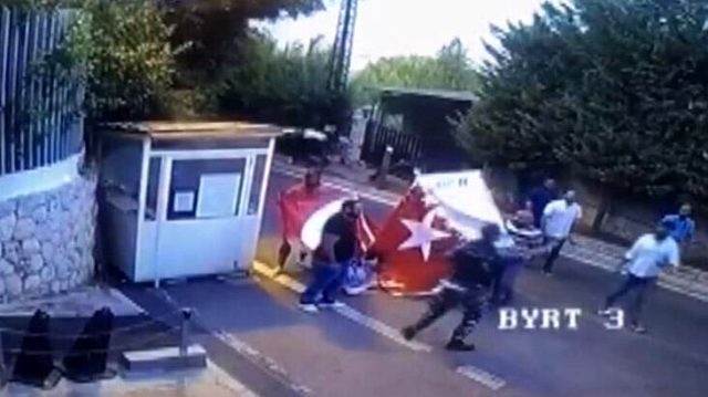 Cumhurbaşkanı küstah sözleri sonrası Lübnan'da Türk Büyükelçiliği'ne provakatif saldırı - Resim: 1