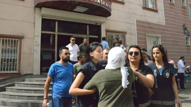HDP önündeki eylemde gerginlik! Binaya saldırmaya çalıştı - Resim: 0