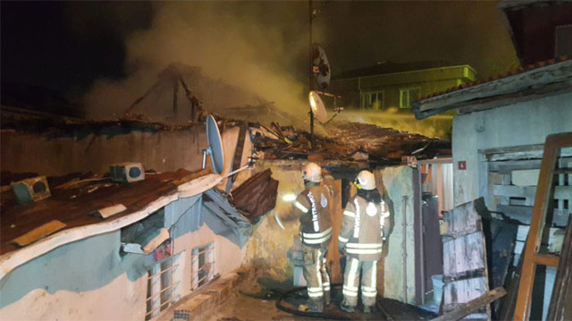 Eyüpsultan'da iki katlı gecekondu alev alev yandı - Resim: 0