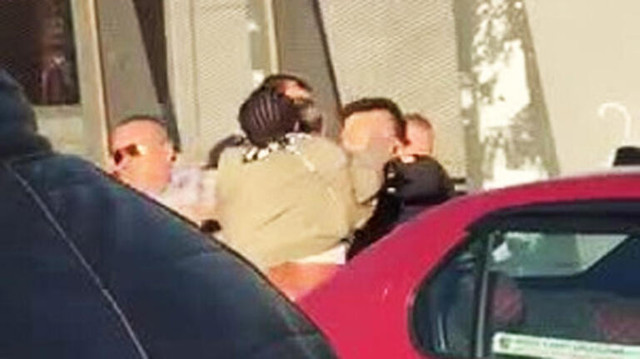 Nijeryalı kadın taksiciyi herkesin içinde dövdü kimse durduramadı - Resim: 1