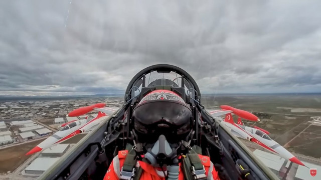 Türk Yıldızları evden çıkamayan çocuklar için uçtu gösteri yine nefes kesti - Resim: 1