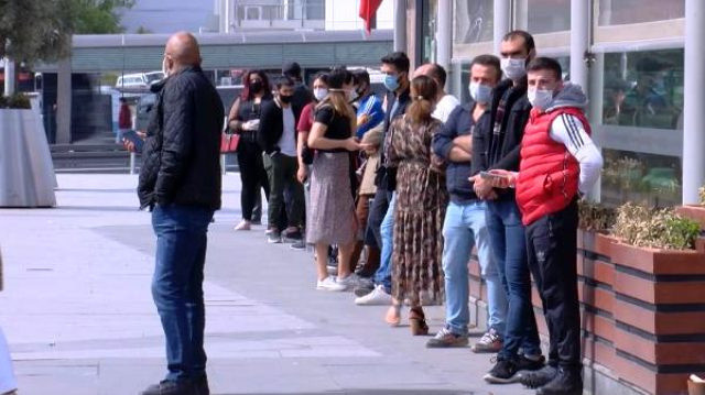 Fahrettin Koca'yı kızdıran AVM görüntüsü: Maske takmayanlara bile rastlandı - Resim: 0