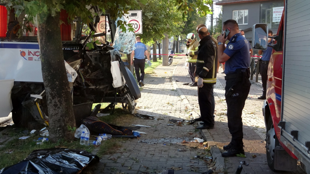 Bursa'da işçi servisi elektrik direğine girdi! Ölüler ve yaralılar var - Resim: 1