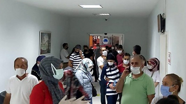 Samsun'da koronavirüs test kuyruğu! Pozitifte negatifte aynı sırada - Resim: 0