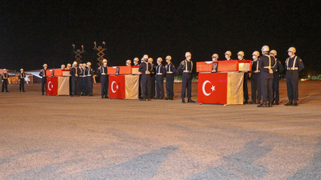 Van'da şehit düşen 3 kahraman askerimiz için tören düzenlendi - Resim: 4