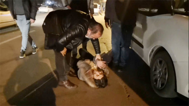 Aksaray'da genç kadın polislere yalvardı yakardı kimse onu sakinleştiremedi - Resim: 0