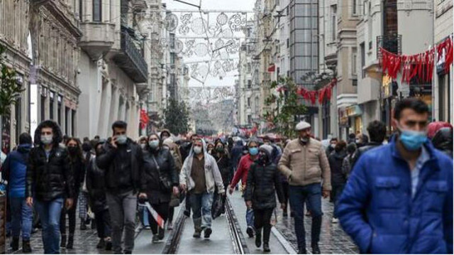 Koronavirüs tedbirleri hiçe sayıldı! İstiklal Caddesi yoğunluk nedeniyle kapatıldı - Resim: 0