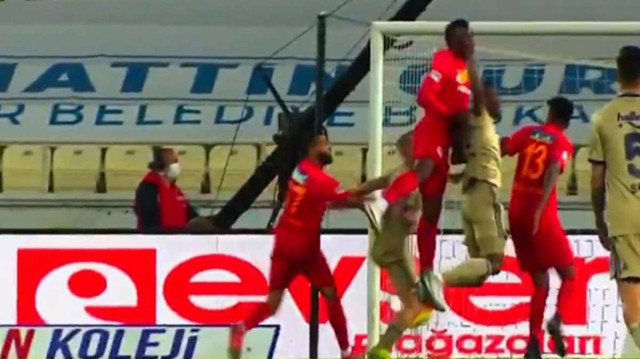 Thiam 90+5'te yerde kaldı Fenerbahçe'nin penaltısı verilmedi - Resim: 0