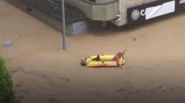 Cadde ortasında 'boğuluyorum' dedi imadına botu ile sel sularında dolaşan genç yetişti - Resim: 0