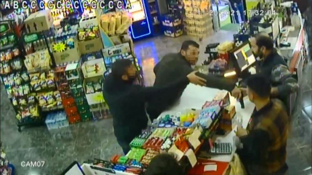 Veresiye alkol vermeyen kasiyere ürün fırlatıp silah doğrulttu o anlar görüntülendi - Resim: 0