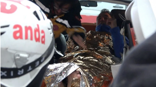 Uludağ'da kaybolan 3 amatör dağcı 14 saat sonra kurtarıldı! Kıyafetlerini yakarak ısındılar - Resim: 4