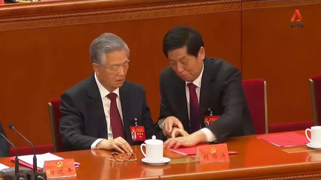 Çin'in eski liderini kolundan tutup salondan çıkardılar yeni görüntüler gizemi daha da artırdı - Resim: 0