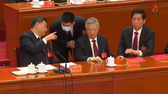 Çin'in eski liderini kolundan tutup salondan çıkardılar yeni görüntüler gizemi daha da artırdı - Resim: 1