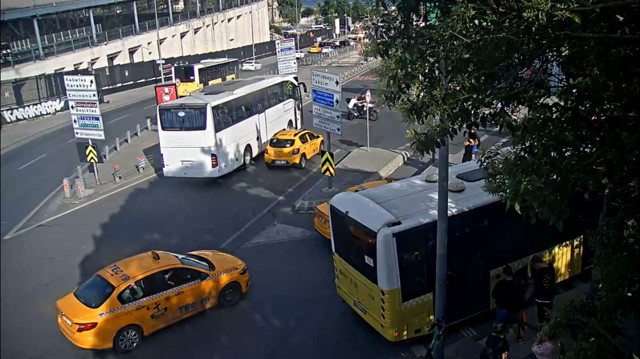 İstanbul'da alkollü taksici bıçakla dehşet saçtı! Önüne kesen polise de çarptı - Resim: 0