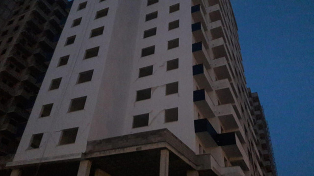 Depremde çatlayan binayı sıva ile kapatmaya kalkıştılar... Vatandaşa tabut satacaklardı - Resim: 2