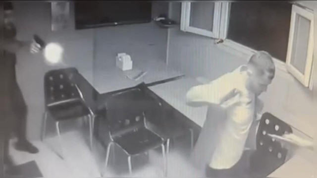 Film sahnesi gibi silahlı kavga! Görüntüler ortaya çıktı: Yumruklaşıp birbirlerine ateş açtılar! - Resim: 1