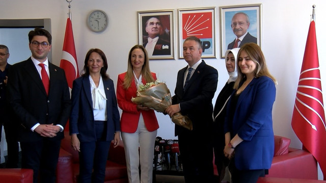 AK Parti Genel Merkezi'nde dikkat çeken görüntüler! AK Parti heyeti, CHP heyeti ile bayramlaştı - Resim: 2
