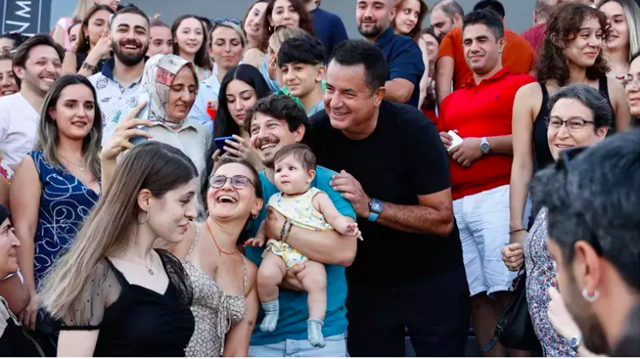 Acun Ilıcalı 1100 çalışanını Alaçatı ve Çeşme'ye tatile götürdü! - Resim: 0