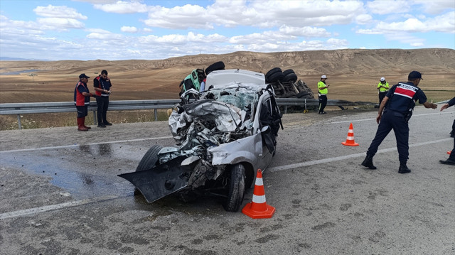 Yozgat'ta feci kaza! Otomobil ile kamyon çarpıştı, 3 kişi öldü - Resim: 0