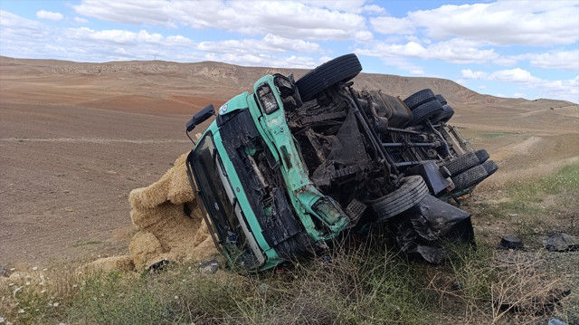 Yozgat'ta feci kaza! Otomobil ile kamyon çarpıştı, 3 kişi öldü - Resim: 2