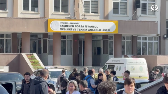 İstanbul'da lisede dehşet! Lise öğrencisi iki öğretmen ve bir öğrenciyi bıçakladı - Resim: 0
