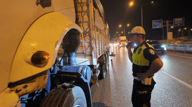 Bursa'da freni patlayan kamyona polislerden müthiş operasyon araç böyle durduruldu - Resim: 0