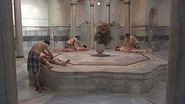 Böyle gelenek olur mu? Ağaç dalları ile insanları kırbaçlayıp... - Resim: 4