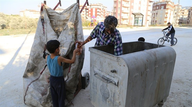 Suriyeli baba-oğul 'protez göz' için çöp topluyor  - Resim: 2