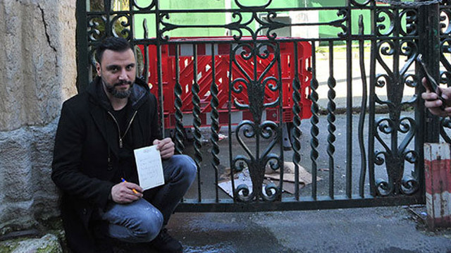 Alişan daha fazla dayanamadı cami kapısında not yazdı - Resim: 1