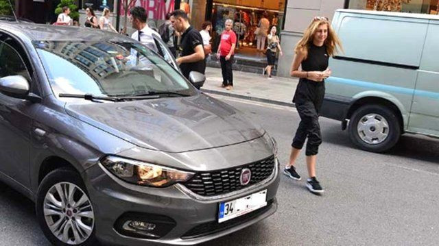 Acun Ilıcalı ile aralarında aşk dedikoduları çıkan Itır Esen arabasıyla dikkat çekti - Resim: 3