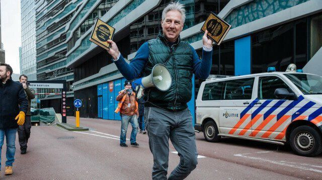 Hollanda'da Kuran'a saldırı! İsveç'ten sonra Pegida Hollanda'da Kur'an yırttı - Resim: 1