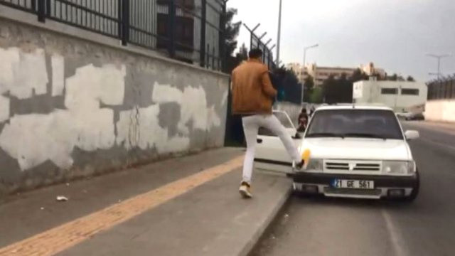 Diyarbakır'da herkesin gözü önünde yaşanan utandıran görüntü anbean kamerada! - Resim: 1