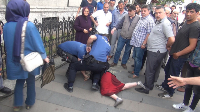 Sakarya'da dilenci kadın polisin tabancasını almaya kalkıştı - Resim: 0