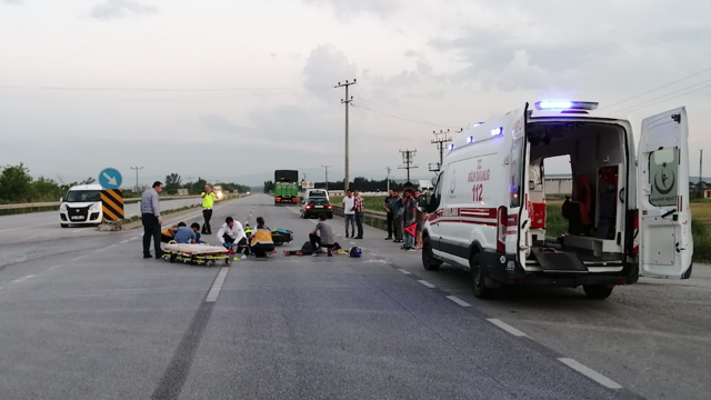 Motosiklet kamyona çarptı! Sürücü ve arkasındaki yola savruldu - Resim: 0