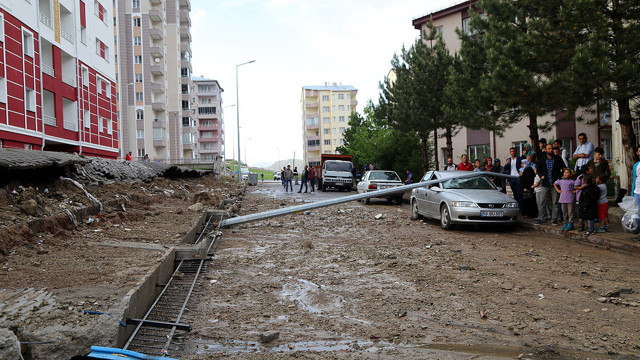 Sivas'ta şiddetli yağış nedeniyle bahçe duvarı çöktü - Resim: 0