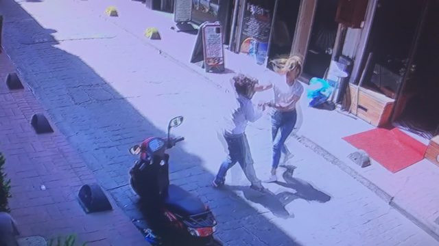 Beyoğlu'nda inanılmaz görüntüler! 2 yabancı uyruklu kadını feci şekilde dövdüler - Resim: 0