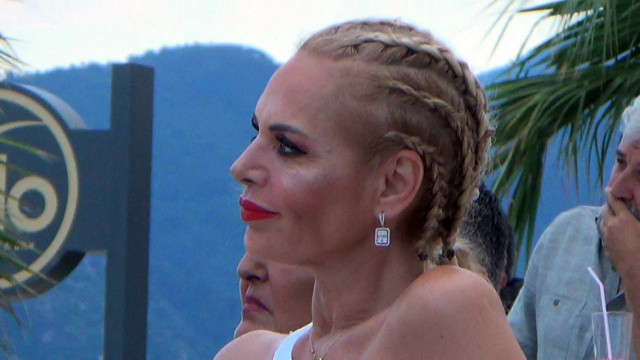 Ünlü şarkıcı Fulden Uras kelebek hastası çocukları izlerken duygulandı - Resim: 0