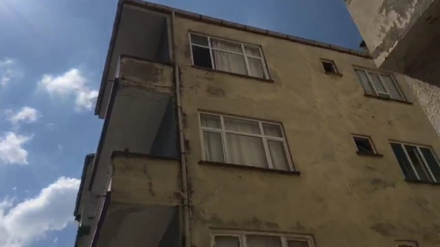 Üçüncü kattaki evin balkonundan düştü! Ağır yaralandı - Resim: 0