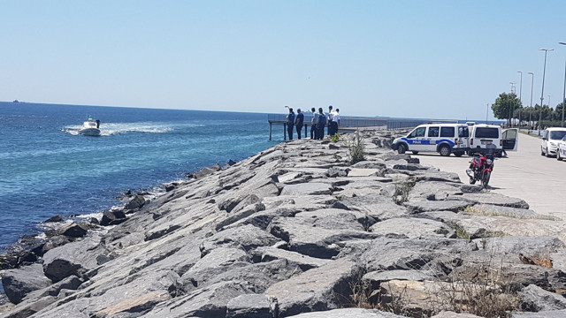 Avcılar'da sahilde yürüyüş yapanlar gördü! Denizde erkek cesedi bulundu - Resim: 0