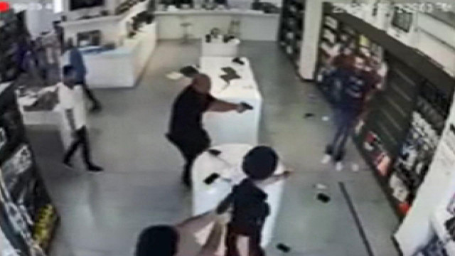 Gürcistan'da bıçakla kadın çalışanı rehin alıp mağaza soymaya kalktı - Resim: 0