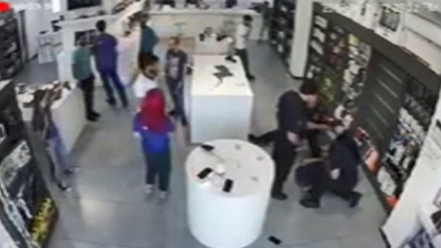 Gürcistan'da bıçakla kadın çalışanı rehin alıp mağaza soymaya kalktı - Resim: 1